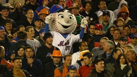 Mets' mascot flashes 'middle' finger at fan during loss | CBC Sports