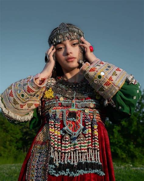 Traditional Pashtun folk clothing, by Avizeh. : r/afghanistan