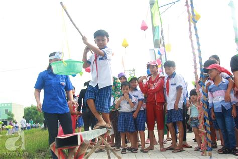 Lần đầu tiên, hàng trăm trẻ em nghèo ở Long An được xem phim, nhận quà ...