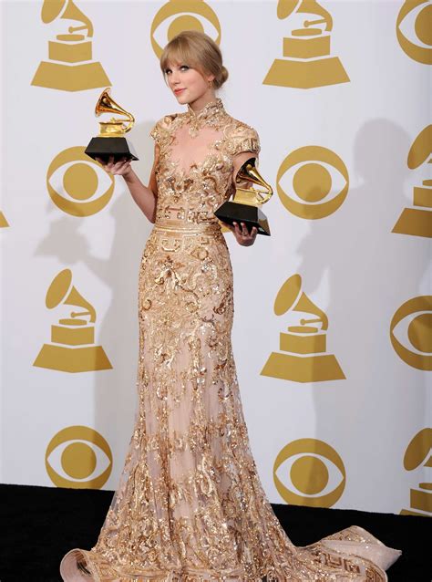 taylor-swift-grammy-awards-gold-dress | Grammy dresses, Taylor swift ...