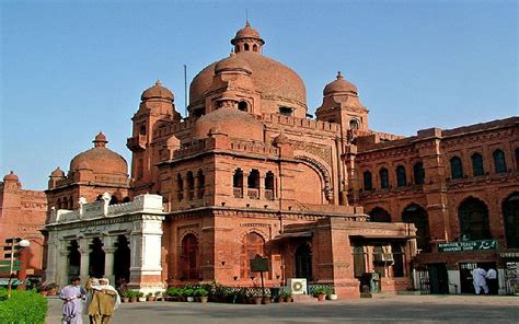 What Are The Main Features Of Mughal Architecture