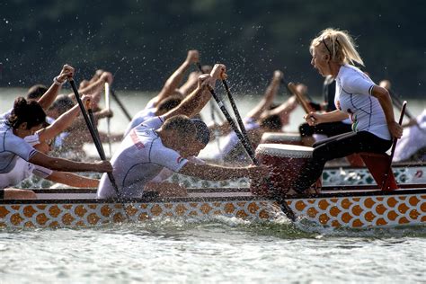 These photos capture dragon boat competition in all its colors, action ...