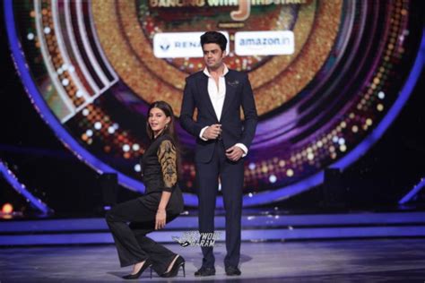 Jacqueline Fernandez, Manish Paul Get Candid on Jhalak Dikhhla Jaa S9