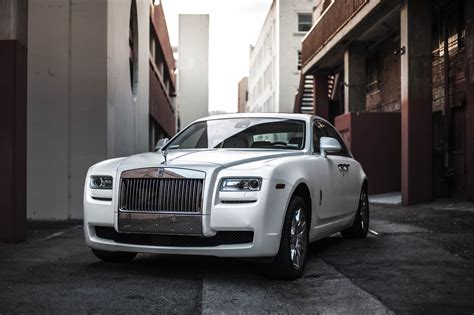 Rolls-royce Car In Paris - Hd Wallpaper Download 382