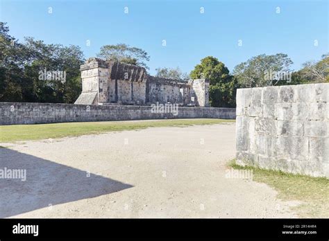 The Mayan ball court of Chichen Itza, the largest ever built in ...