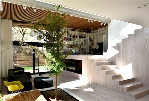 Spectacular Play of Volumes and Materials into Modern Split Level House ...