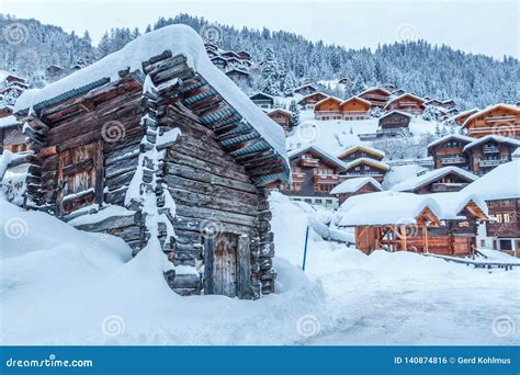 Schweizer Bergdorf Griementz Im Winter Stockfoto - Bild von lose ...