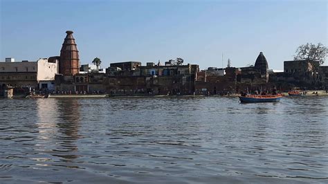 vrindavan, Indië, februari 12 2022 - Yamuna rivier- visie van de boot ...