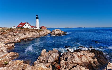 Guide to Maine Lighthouses and Seafood