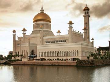 Royal Palace in Brunei | Castle house, Brunei travel, Castle estate