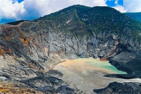 Day tour Tangkuban Perahu and Sukawana tea plantation - Melampa Indonesia