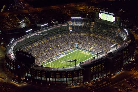 Lambeau Field Gives Football the Old College Try - The New York Times