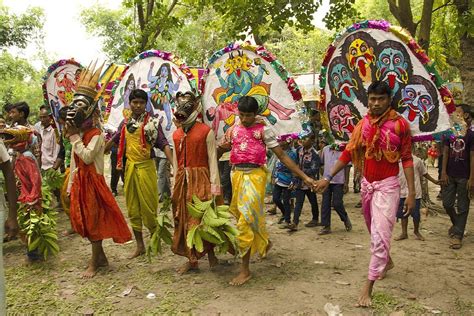 Explore the West Bengal's Folk Dance Traditions