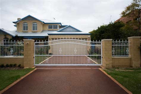 Driveway Gate Options – Ranked Least to Most Expensive - Fencemakers