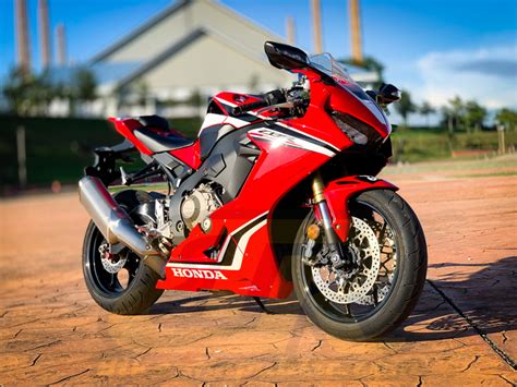 2019 Honda CBR1000RR Fireblade Test & Review - "Everyday Superbike ...