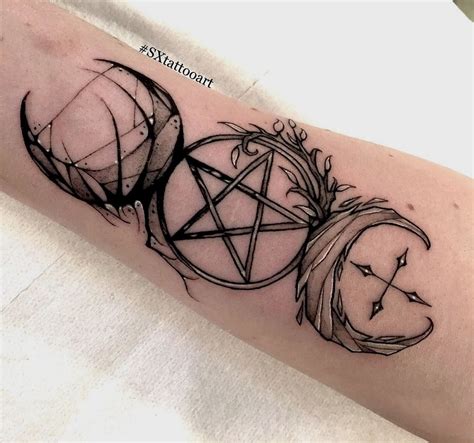 🌙 ⭐️ 🌙 Cool little witchy one 👌. . . . . . . credit @sxtattooart