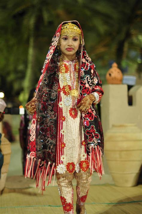 Traditional omani outfit | Omani women have very colourful c… | Flickr