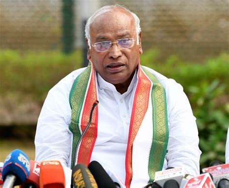 Whom do Mallikarjun Kharge call, 'leader of lies'?