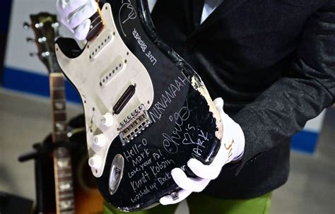 Kurt Cobain’s smashed-up guitar sells for almost $600,000—nearly 10 ...