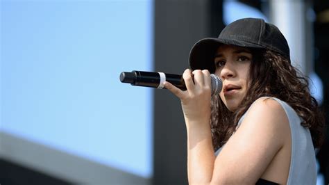 Watch Alessia Cara Perform "Scars To Your Beautiful" | Teen Vogue