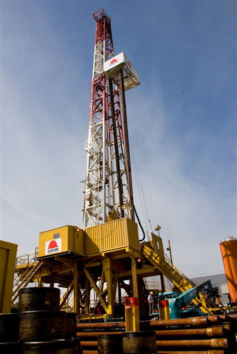 Puit de pétrole à Orly ? | Ce puit de forage sert à percer d… | Flickr