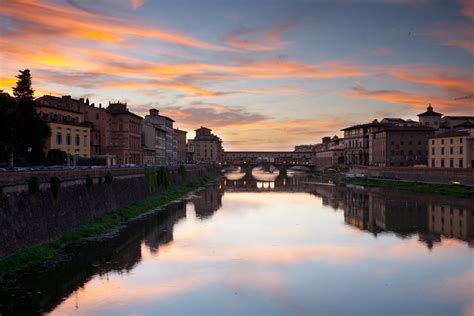 Arno river sunset, Florence, Italy | Looking towards Ponte V… | Flickr