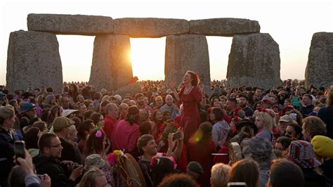 Thousands flock to Stonehenge to mark summer solstice | Offbeat News ...