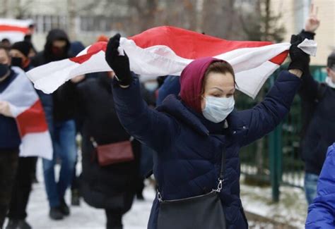 Belarusians continue anti-Lukashenko protests in parks and residential ...