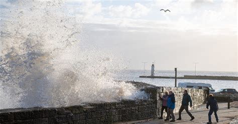 Pictures and video show powerful 4.8m tidal surge along Fife coast