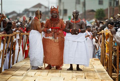 Newly crowned Oba of Benin Kingdom Eheneden Erediauwa is guided through ...