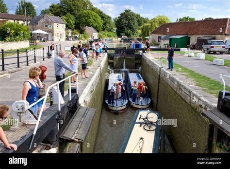 Congestion at Bradford lock, Kennet and Avon canal at Bradford on Avon ...