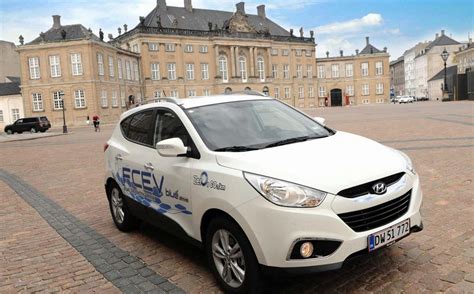 Hyundai ix35 Fuel Cell Photos and Specs. Photo: Hyundai ix35 Fuel Cell ...