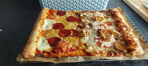 [Homemade] Half and half pizza : food