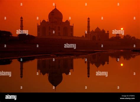 Taj mahal reflection yamuna hi-res stock photography and images - Alamy