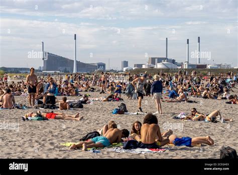 Besucher am Amager Strandpark und Industrieanlagen in Kopenhagen ...