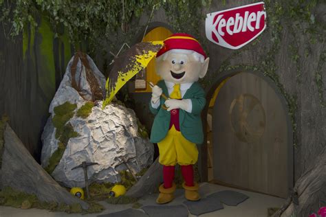 See A Fudge Volcano At The Keebler Elf’s Hollow Tree Pop-Up