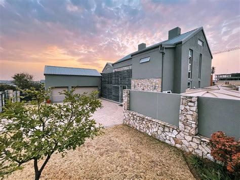 4 Bedroom House in Waterfall Country Estate, Midrand For Sale for R ...