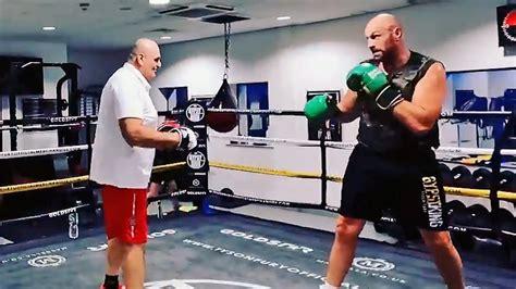 TYSON FURY TRAINING SOUTHPAW FOR DILLIAN WHYTE?! CRACKING MITT WORK ...