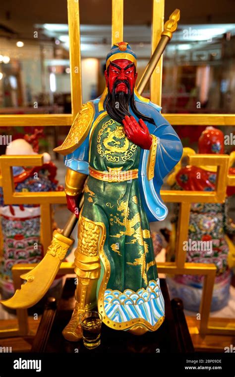 Chinese god of war statue hi-res stock photography and images - Alamy