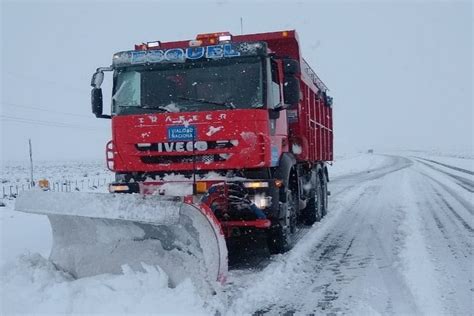 Iveco barre las nieve en las rutas - Maquinac