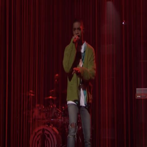 Kid Cudi SNL Dress Pays Tribute To Kurt Cobain