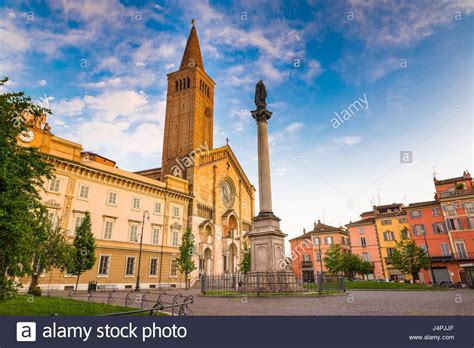 Download this stock image: Piacenza, medieval town, Italy. Piazza Duomo ...