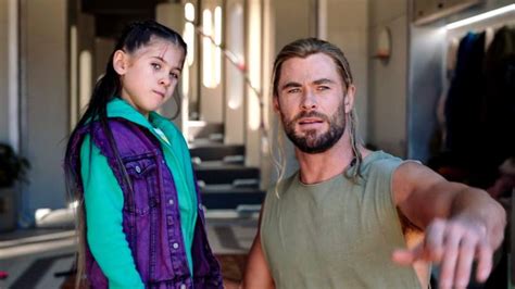 Photos: Chris Hemsworth & Daughter Look Adorable Filming Thor: Love and ...