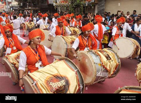 Dhol tasha pathak hi-res stock photography and images - Alamy