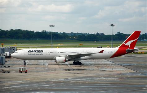 File:Qantas Airbus A330-300, SIN.jpg - Wikimedia Commons