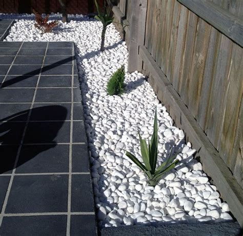 Everything You Need to Know About Using Pebbles in the Garden | Balcony ...