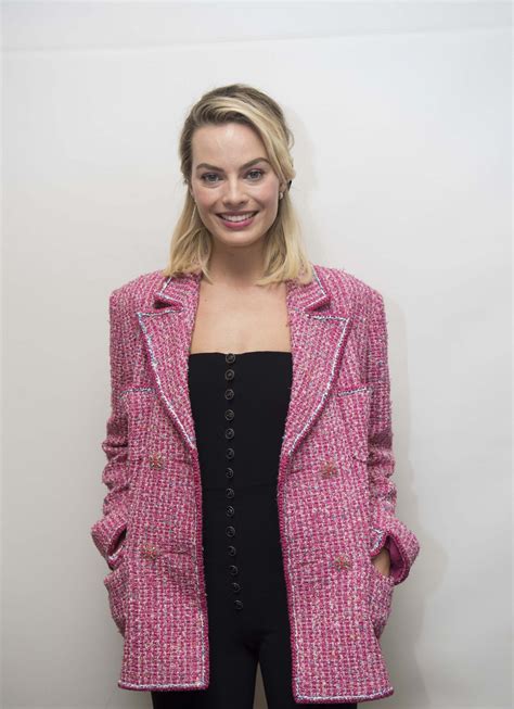 Margot Robbie - "Mary Queen of Scots" Press Conference Portrait ...