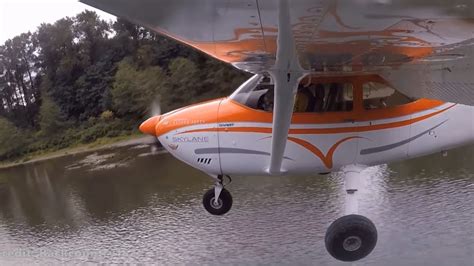 Airplane Emergency Landing on Water #Shorts - YouTube