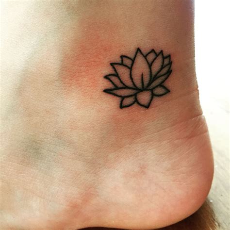 Lotus flower, feet tattoo | Татуировки рукава, Татуировки с цветами ...