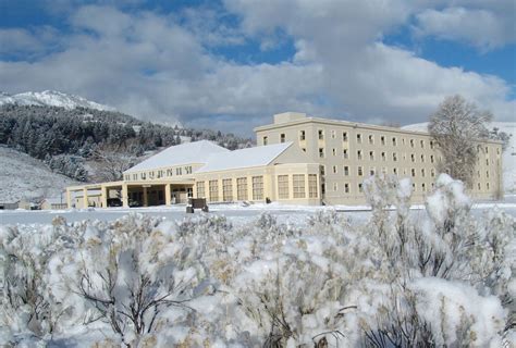 Winter-Mammoth-Hot-Springs-Hotel | Yellowstone National Park Lodges